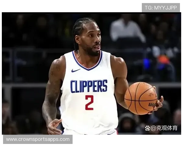 伦纳德利用挡拆制造防守错位，关键时刻拉开得分差距提升球队胜率